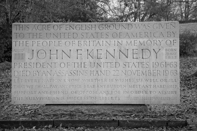 John F Kennedy Memorial 1965 designed by Geoffrey Jellico and conceived as path stone and seats symbolising life, death and spirit. Installed on an acre of Runnymede land given in perpetuity to the USA commons.wikimedia.org